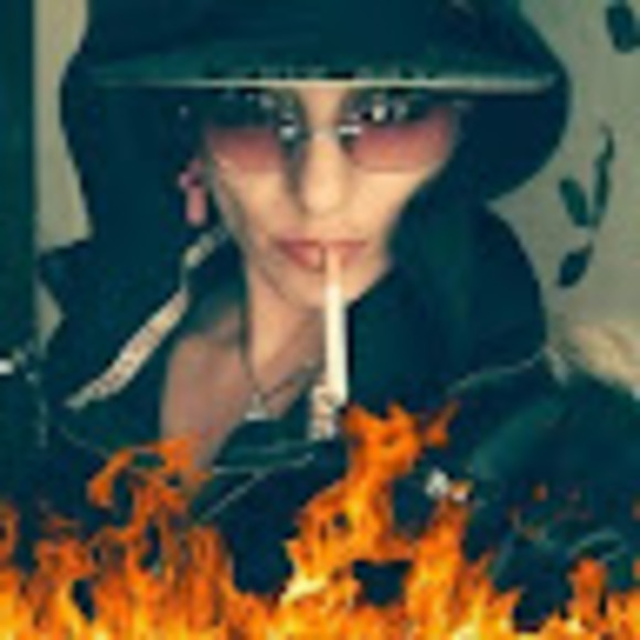 Meet your Posher, Jenn - Picture 1 of 1